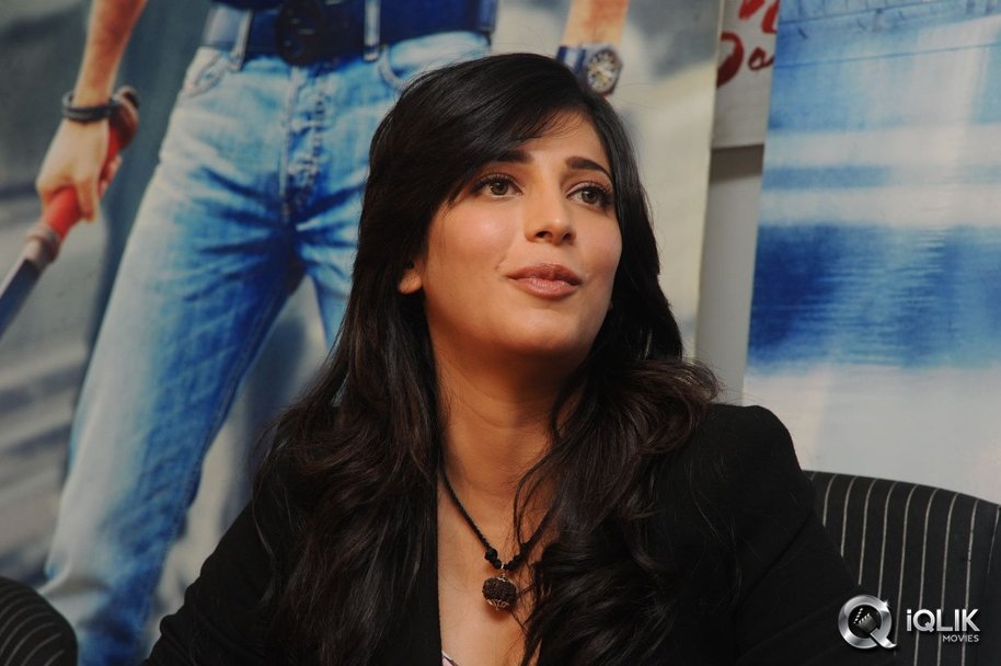 Shruti-Haasan-at-Ramayya-Vastavayya-Press-Meet
